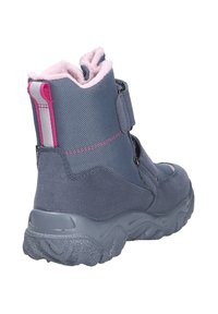Tumši zili potīšu zābaki ar teksturētu augšdaļu, rozā akcentiem un Velcro siksniņu. Iezīmējas ar izturīgu zoli un mīkstu oderi siltuma nodrošināšanai.