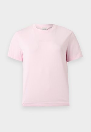 Jasnoróżowy t-shirt z krótkim rękawem i okrągłym dekoltem, z subtelnym wypukłym logo "Calvin Klein" umieszczonym na środku klatki piersiowej.