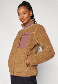 Patagonia CLASSIC RETRO-X JACKET - Flisinė striukė - nest brown/dulse mauve