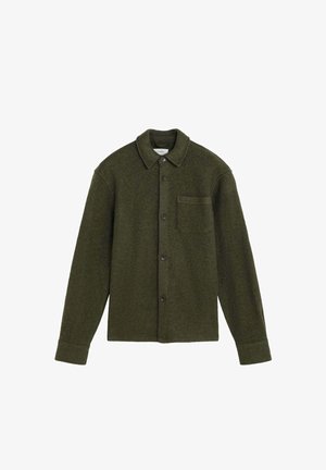 Chaqueta de lana de botón en verde oscuro con cuello, mangas largas y un bolsillo en el pecho del lado izquierdo.