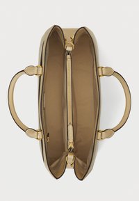 Μπεζ δομημένη τσάντα χειρός με δύο επάνω λαβές, χρυσά αξεσουάρ και κλειστού τύπου θάλαμο; επενδεδυμένο εσωτερικό χωρίς εξωτερικές τσέπες.