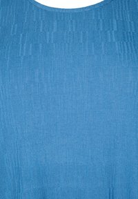 Blaues, geripptes Stoffoberteil mit Rundhalsausschnitt, das vertikale Texturdetails und eine glatte Oberfläche aufweist.