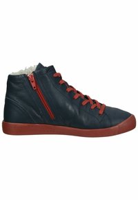 Zapatillas de media caña hechas de cuero azul marino con cordones rojos y cremalleras. El interior está forrado con lana de color crema para mayor comodidad.