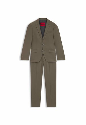 Khaki herenpak met een getailleerde blazer en twee knopen, en bijpassende broek. Gemaakt van een soepele stof, inclusief een rode merklabel aan de binnenzijde.