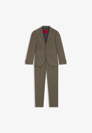 Khaki herresuit med en skræddersyet blazer med to knapper og matchende bukser. Fremstillet af glat stof, inkluderer en rød mærkevarelabel indeni.