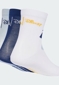 Tres pares de calcetines: azul claro, azul marino y blanco. Cada par cuenta con el logo de "Disney", con diferentes patrones y una textura suave.
