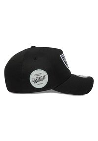 Schwarze Baseballmütze mit gebogenem Schirm, strukturiertem Stoff und einem runden Logo-Patch mit "Las Vegas Raiders" in weißen Buchstaben.