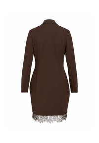 Robe longue à manches longues marron foncé avec taille cintrée et bordure en dentelle le long de l'ourlet, vue de dos sur fond blanc.