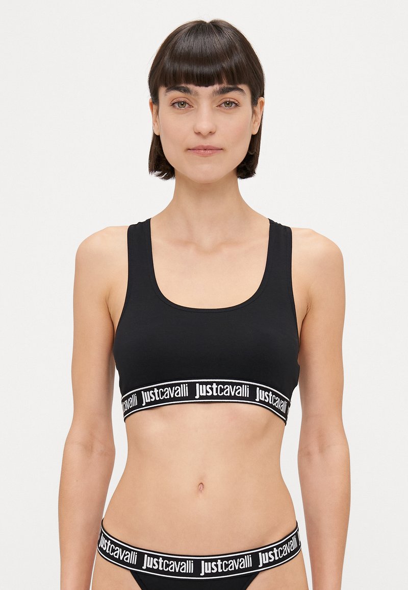 Crni pamučni bralet sa izrezom u obliku žlice, s širokom elastičnom trakom s bijelim "justcavalli" logom. Glatka tekstura, minimalni dizajn.