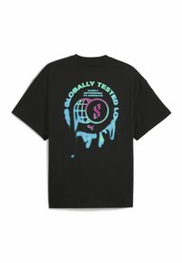 Sort bomulds t-shirt med et farverigt grafisk print, der viser en globus og stiliseret tekst på ryggen, fremhævet af en dryppende malereffekt.
