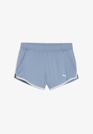 Šviesiai mėlyni sportiniai šortai, pagaminti iš kvėpuojančios medžiagos, su elastinga juosta, tinklinėmis šoninėmis dalimis ir baltais akcentais ant krašto.