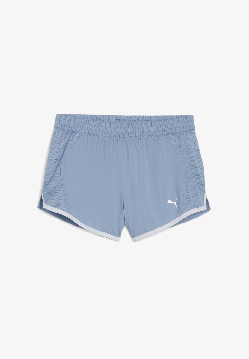 Gaiši zilas sporta šortus izgatavoti no elpojoša materiāla, ar elastīgu jostu, acu malām un baltām detalizācijām ap apakšu.