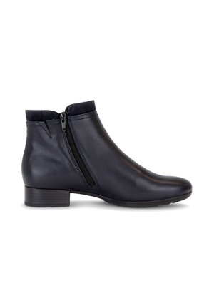 Stivaletto alla caviglia in pelle nera con zip laterale, tacco basso a blocco e punta arrotondata, visto di lato su sfondo bianco.