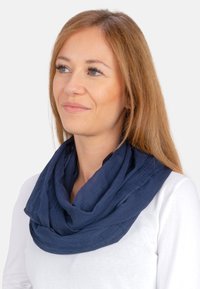 Navyblaue Infinity-Schal aus leichtem Stoff mit strukturiertem Finish. Locker um den Hals getragen, liegt er in sanften Falten.