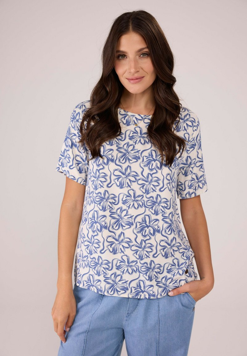 Kurzarm-Top mit einem blauen Blumenmuster auf weißem Hintergrund. Hergestellt aus weichem Stoff mit Rundhalsausschnitt und lockerer Passform.