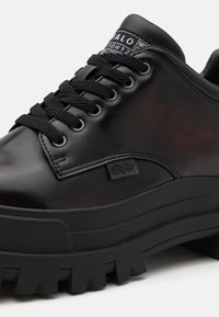 Buffalo ASPHA  - Sapatos casuais com atacadores - black/red