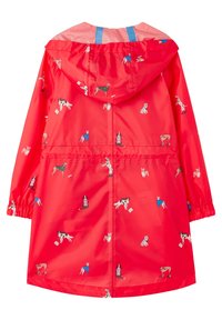 Röd regnjacka med hundmönster, långa ärmar, dragsko i huvan, elastiska ärmmuddar och medellängd. Vattentätt material.