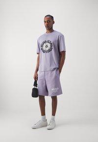 HUGO NOMARIO - Pantaloni de trening - open purple
