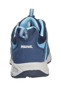 Scarpa sportiva blu e azzurro chiaro con linguetta, tomaia in rete, colletto imbottito e marchio "MEINDL" sul tallone.