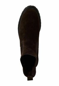 Botín de ante marrón con paneles elásticos en los laterales, punta redondeada y suela de goma texturizada. Cuenta con una pestaña en la parte trasera para facilitar su puesta.