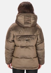 Brązowa pikowana kurtka puchowa z kapturem. Charakteryzuje się gładką, błyszczącą teksturą oraz poziomymi przeszyciami. Zawiera detal w postaci klapki z tyłu.