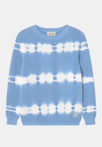 Maglione lavorato a maglia di un blu chiaro con un motivo tie-dye e bande bianche, polsini e orlo inferiore a coste, e una piccola etichetta del marchio sul lato.