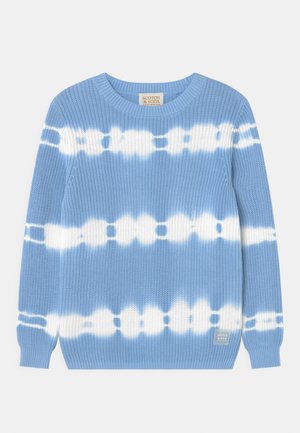 Pull en tricot bleu clair avec un motif tie-dye et des bandes blanches, poignets et ourlet inférieur côtelés, ainsi qu'une petite étiquette de marque sur le côté.
