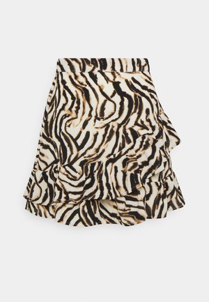 Jupe courte évasée avec volants superposés et motif zèbre abstrait beige, noir et marron sur tissu léger.