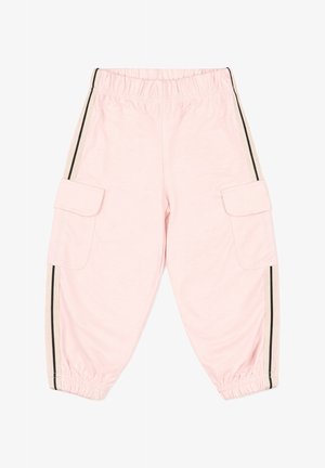 Jasnoróżowe spodnie typu cargo z elastycznym paskiem i ściągaczami, z bocznymi kieszeniami z patkami oraz czarnymi i beżowymi paskami wzdłuż zewnętrznych szwów.