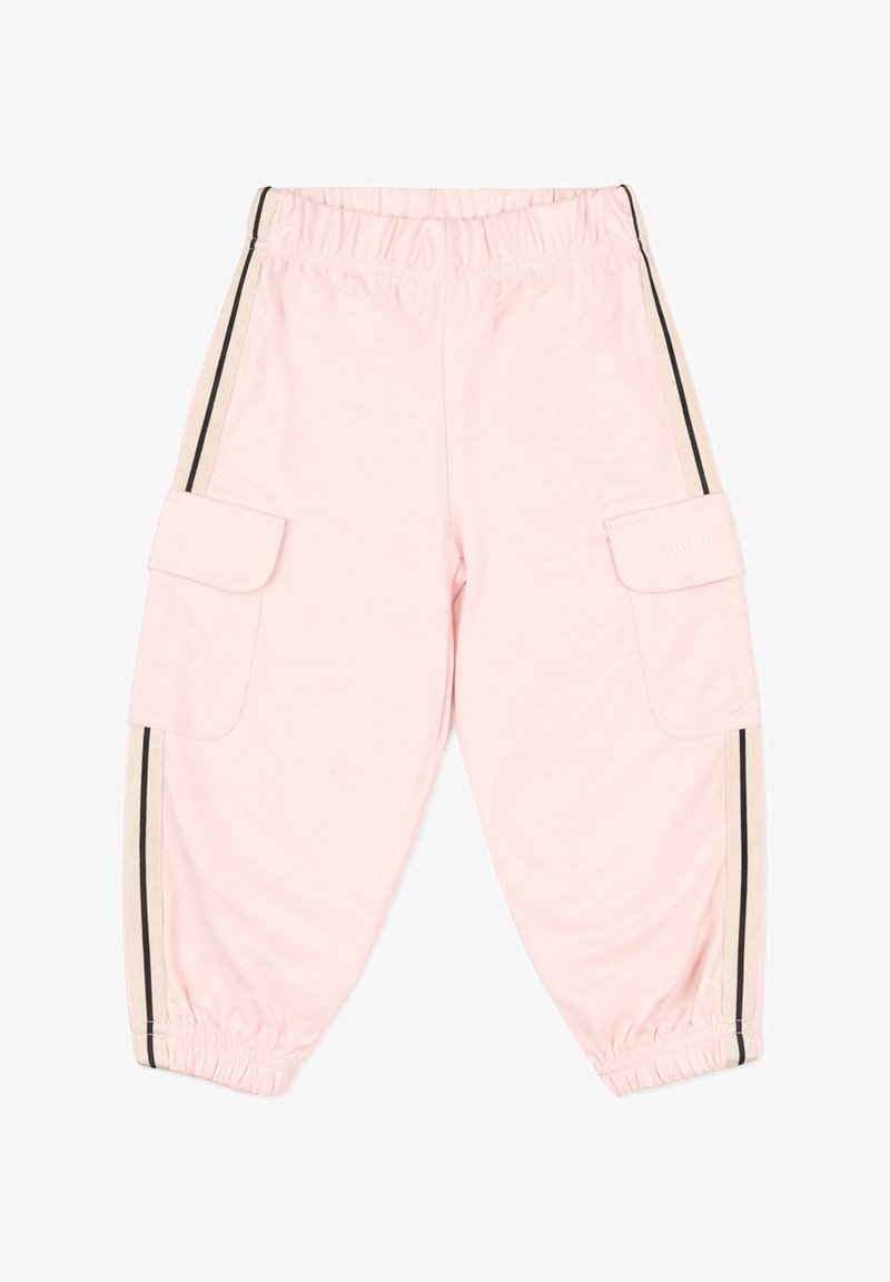 Pantalones cargo rosa claro con cinturilla y puños elásticos, con bolsillos laterales con solapas y rayas negras y beige a lo largo de las costuras exteriores.