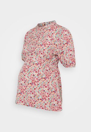 Blouse de maternité à manches courtes avec petit imprimé floral rouge, rose, jaune et bleu, taille froncée pour le confort.
