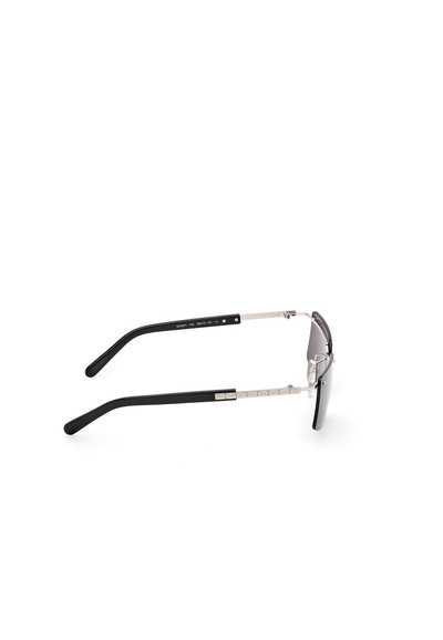 Ochelari de soare cu ramă metalică și brațe din plastic negru. Lentilele sunt gri închis. Dispun de accente și marcaje argintii pe brațe.