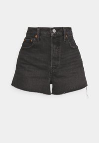 Pantalones cortos de mezclilla negra con cintura alta, dobladillo deshilachado y detalles de costura naranja. Cuenta con cinco bolsillos y un cierre de botón metálico.