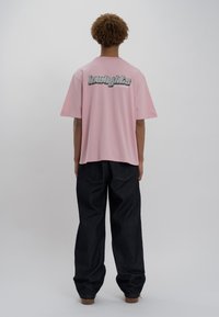 LOW LIGHTS STUDIOS® SANDED LOGO - Apdrukāts T-krekls - pink