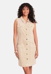 Abito beige senza maniche con chiusura a bottoni sul davanti, due tasche sul petto e due tasche laterali; realizzato in un tessuto liscio con cuciture tonali.