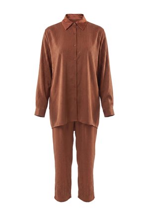 Braunes langärmliges Hemd mit Knopfleiste und passenden kurzen Hosen, beide mit feinem gepunktetem vertikalem Muster und satinartigem Finish.