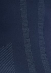 Granatowy element garderoby o fakturowanym wzorze dzianiny z poziomymi i pionowymi paskami, prezentujący gładką tkaninę i subtelne wariacje wzoru.