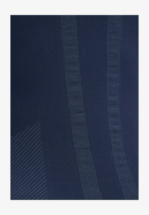 Vêtement bleu marine présentant un design en maille texturée avec des rayures horizontales et verticales, mettant en valeur un tissu lisse et des variations subtiles de motifs.