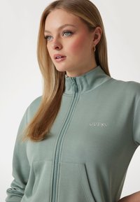Guess REGULAR FIT - Felpa con zip - grün