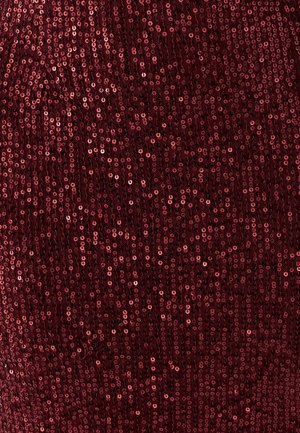 Abito borgogna coperto da paillettes riflettenti disposte densamente; texture liscia con una brillante lucentezza che mette in risalto intricati motivi.