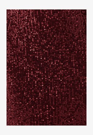 Burgunderfarbenes Kleid, bedeckt mit dicht angeordneten, reflektierenden Pailletten; glatte Textur mit lebhaftem Glanz, der komplexe Muster hervorhebt.
