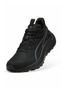 Chaussure de sport noire avec un dessus en maille texturée, des lacets proéminents, une semelle en caoutchouc et des accents gris le long des côtés. Design léger et rembourré.