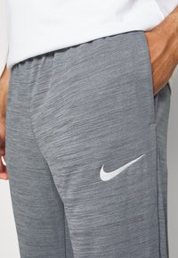 Nike Performance M NK DF ACD TRK PNT KP FP HT - Calças de fato de treino - smoke grey/summit white