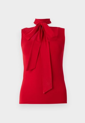 Czerwony bezrękawnik z wysokim dekoltem i detalem w postaci kokardy. Gładki materiał z dopasowanym fasonem, bez wzorów i widocznych elementów metalowych.