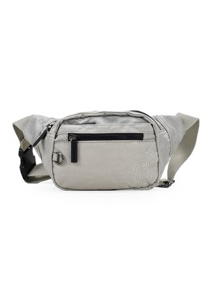 Riñonera de tela gris con una superficie texturizada, bolsillo con cremallera en la parte frontal, anillo de hardware en el lateral y un logotipo grabado en el costado. Incluye una correa ajustable.