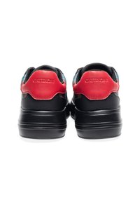 Svarta sneakers med röda och blå detaljer, med läder- och tygtexturer, vadderade sulor och logotypdetalj på hälkappan.