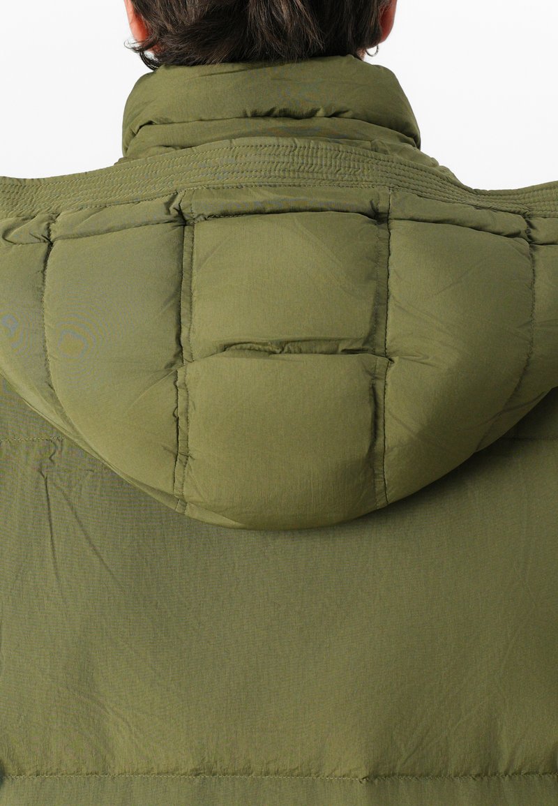 Chaqueta acolchada de color verde oliva con textura acolchada, capucha ajustable y detalles cosidos en el cuello y la espalda.