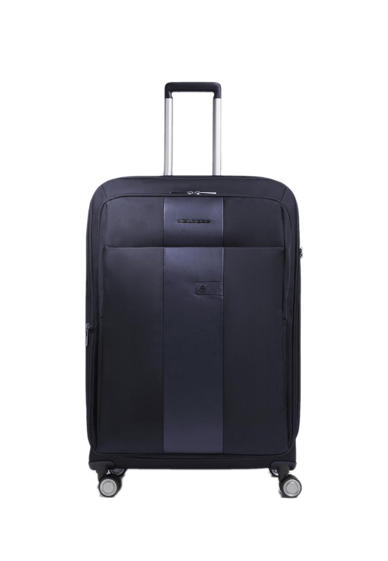 Zwart reiskoffertje met een glad oppervlak, voorzien van een verticale donkere paneel, ritssluiting en vier wielen voor gemakkelijke mobiliteit.