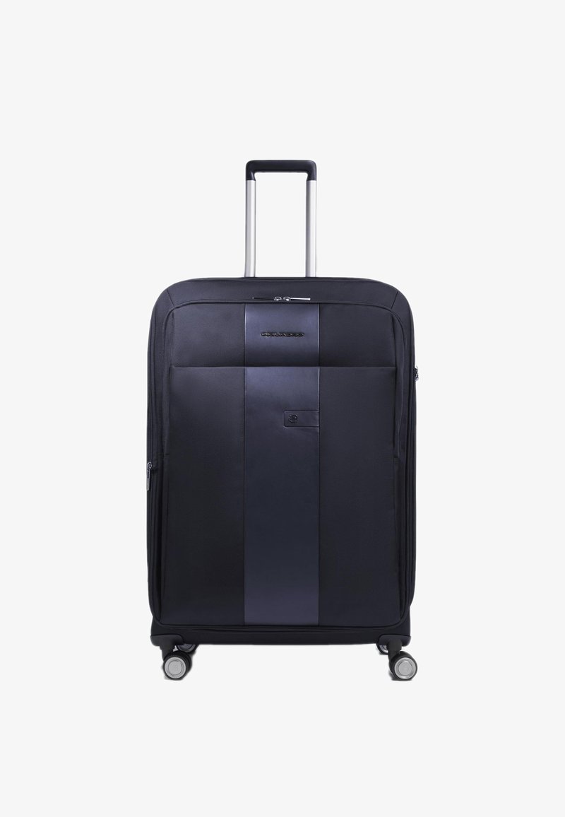 Zwart reiskoffertje met een glad oppervlak, voorzien van een verticale donkere paneel, ritssluiting en vier wielen voor gemakkelijke mobiliteit.