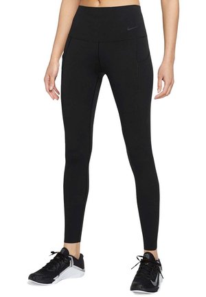 Leggings neri con vita alta, realizzati in materiale elastico. Presentano tasche laterali e un logo discreto sulla vita. Texture liscia.